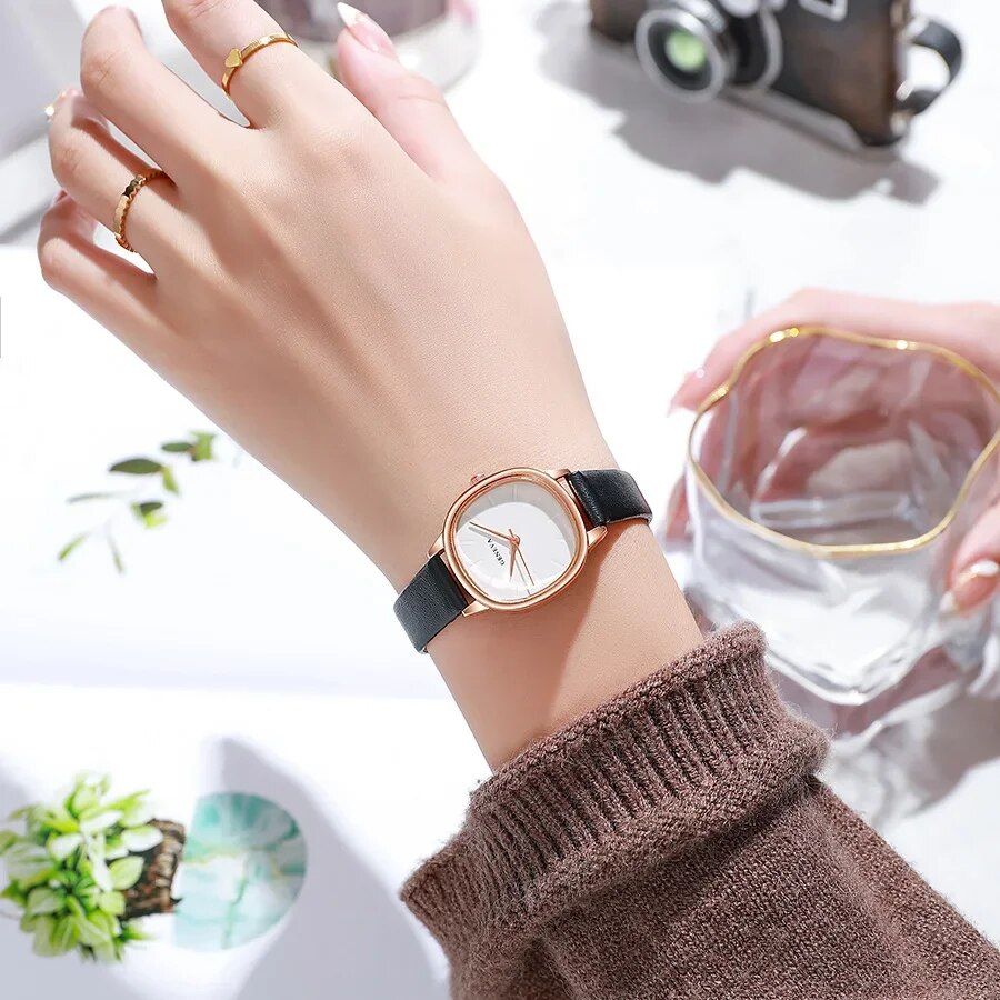 Elegant Quartz Leather Wristwatch for Women - Image 3