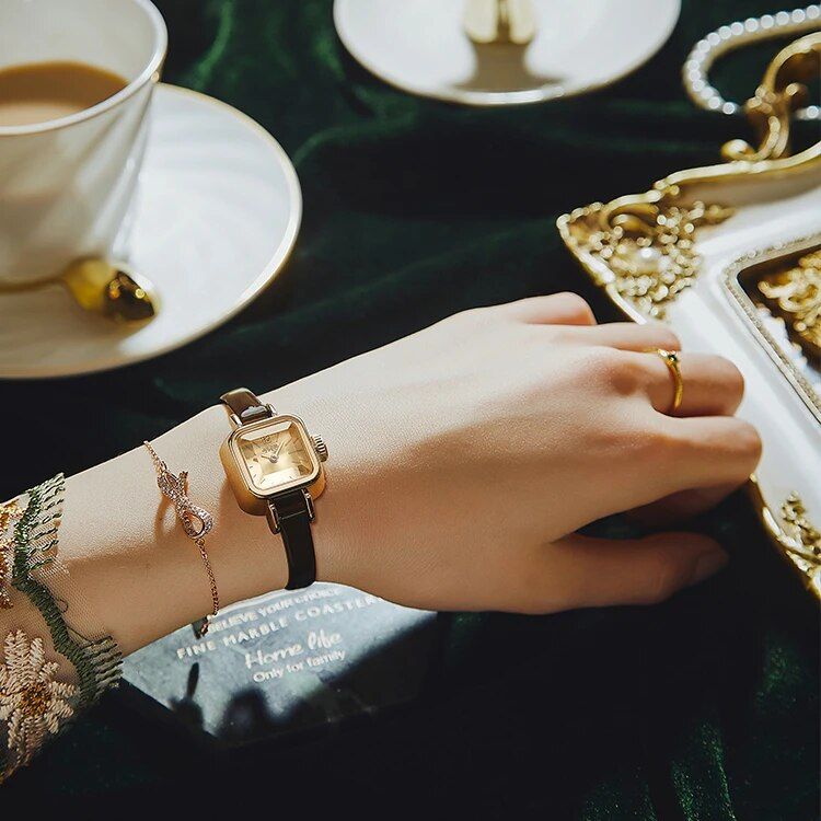 Elegant Minimalist Quartz Watch for Women - Image 4