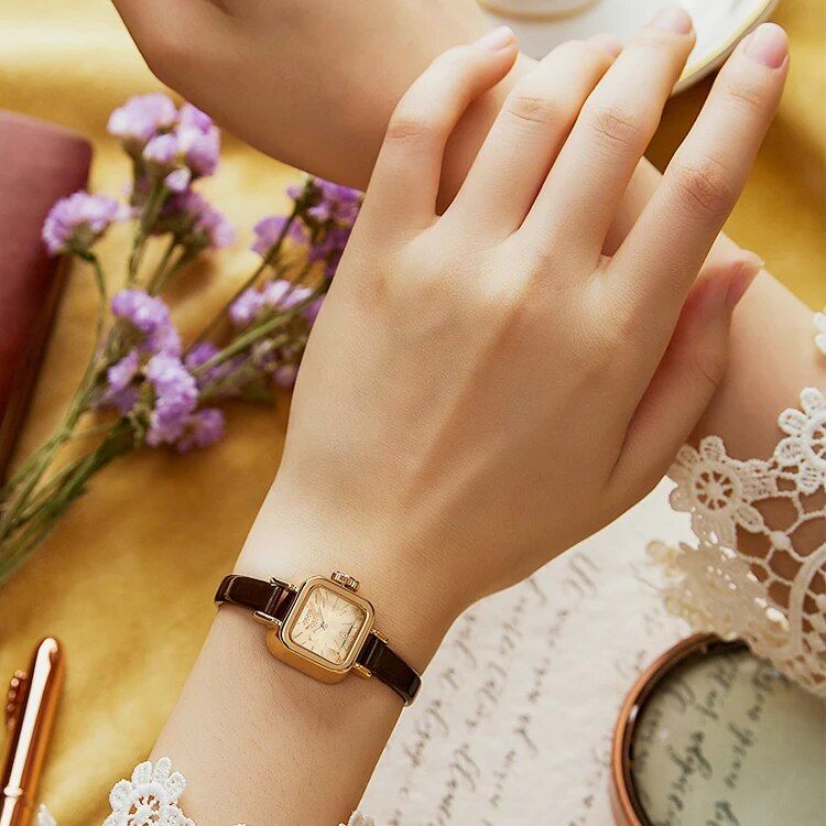 Elegant Minimalist Quartz Watch for Women - Image 3