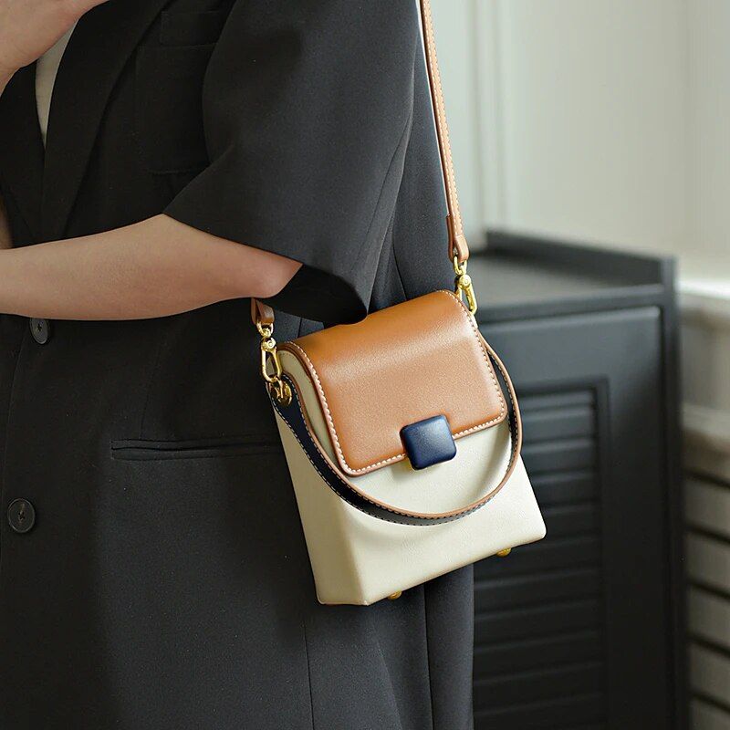 Elegant Leather Crossbody Bag for Women - Image 3